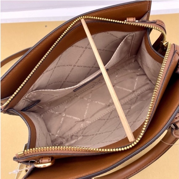 Michael Kors Small Sheila Satchel Crossbody Bag and Wallet Set - Picture 7 of 13